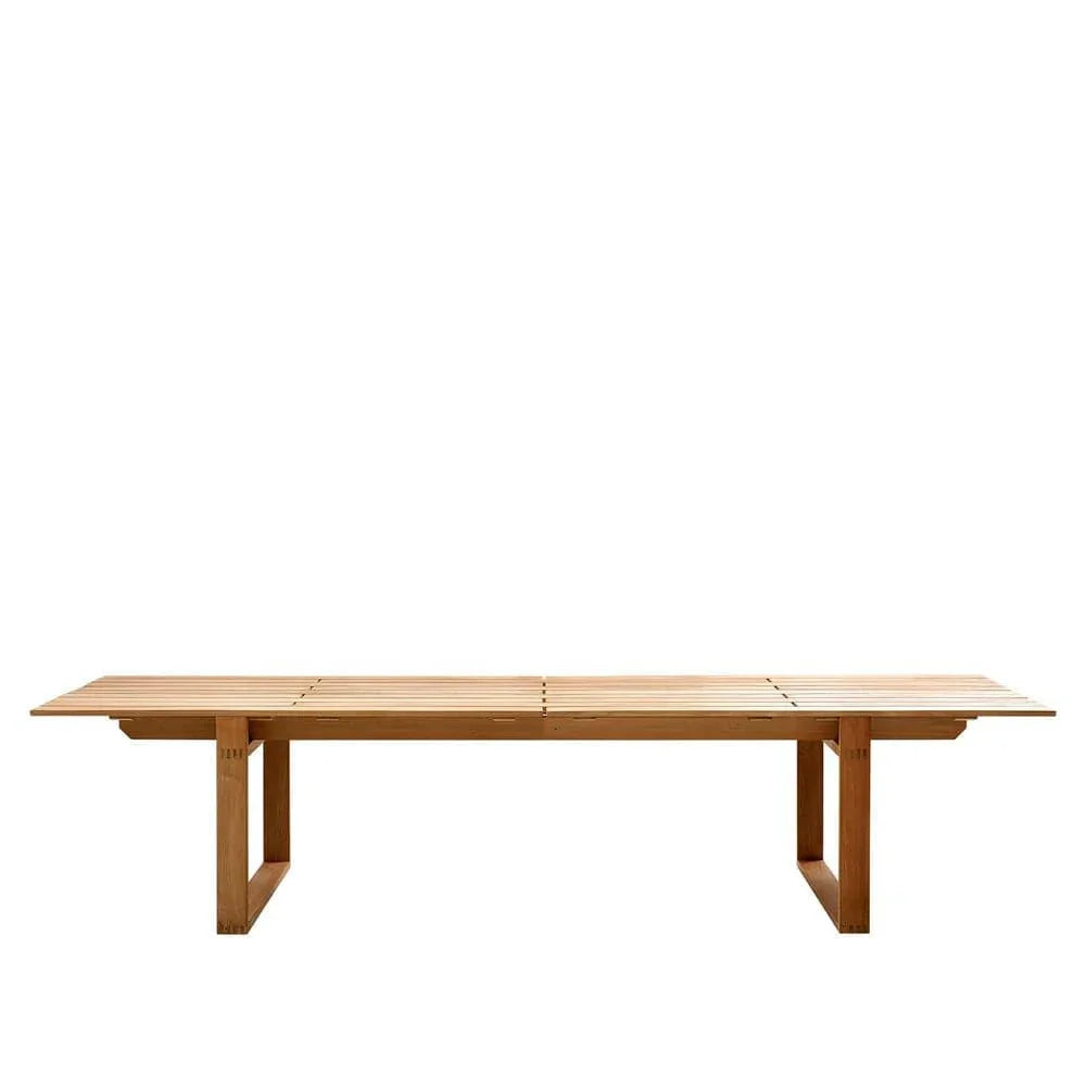 Seitenansicht des großen Endless Gartentischs mit 332x100 cm – modernes Design aus langlebigem Teakholz
