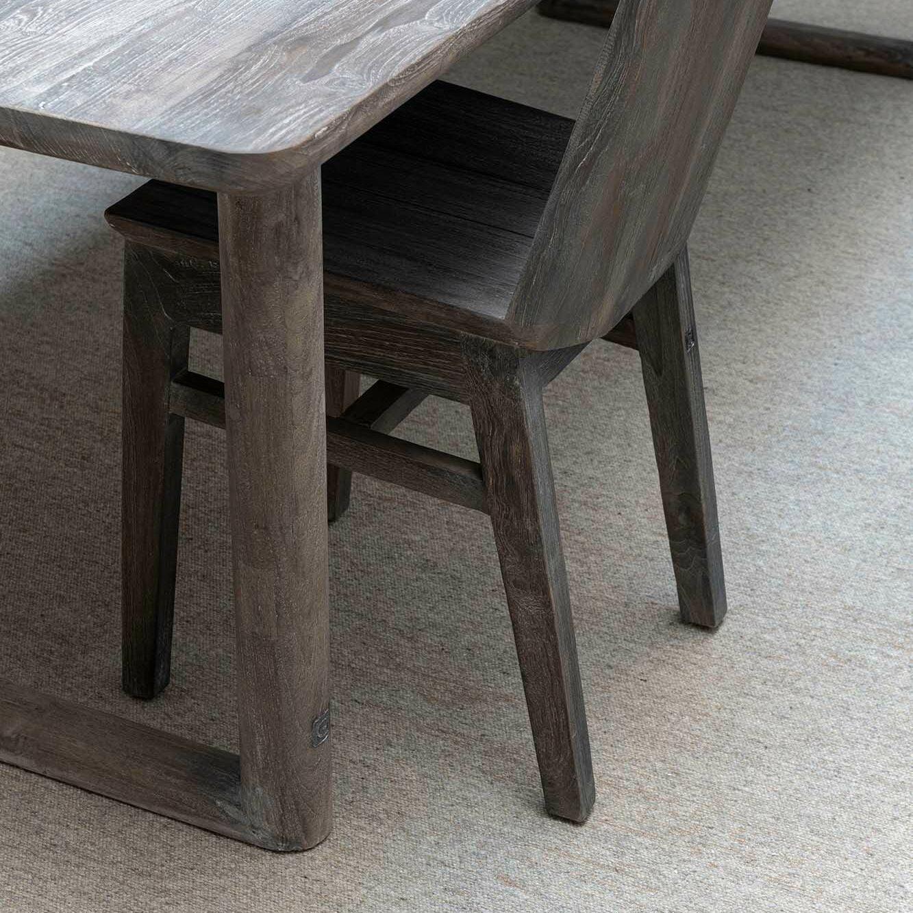 Esstisch JUSTIN von Gommaire kombiniert mit Outdoor-Stühlen aus Teak und Rattan – stilvolle Garten-Essgruppe im Organic Living Design