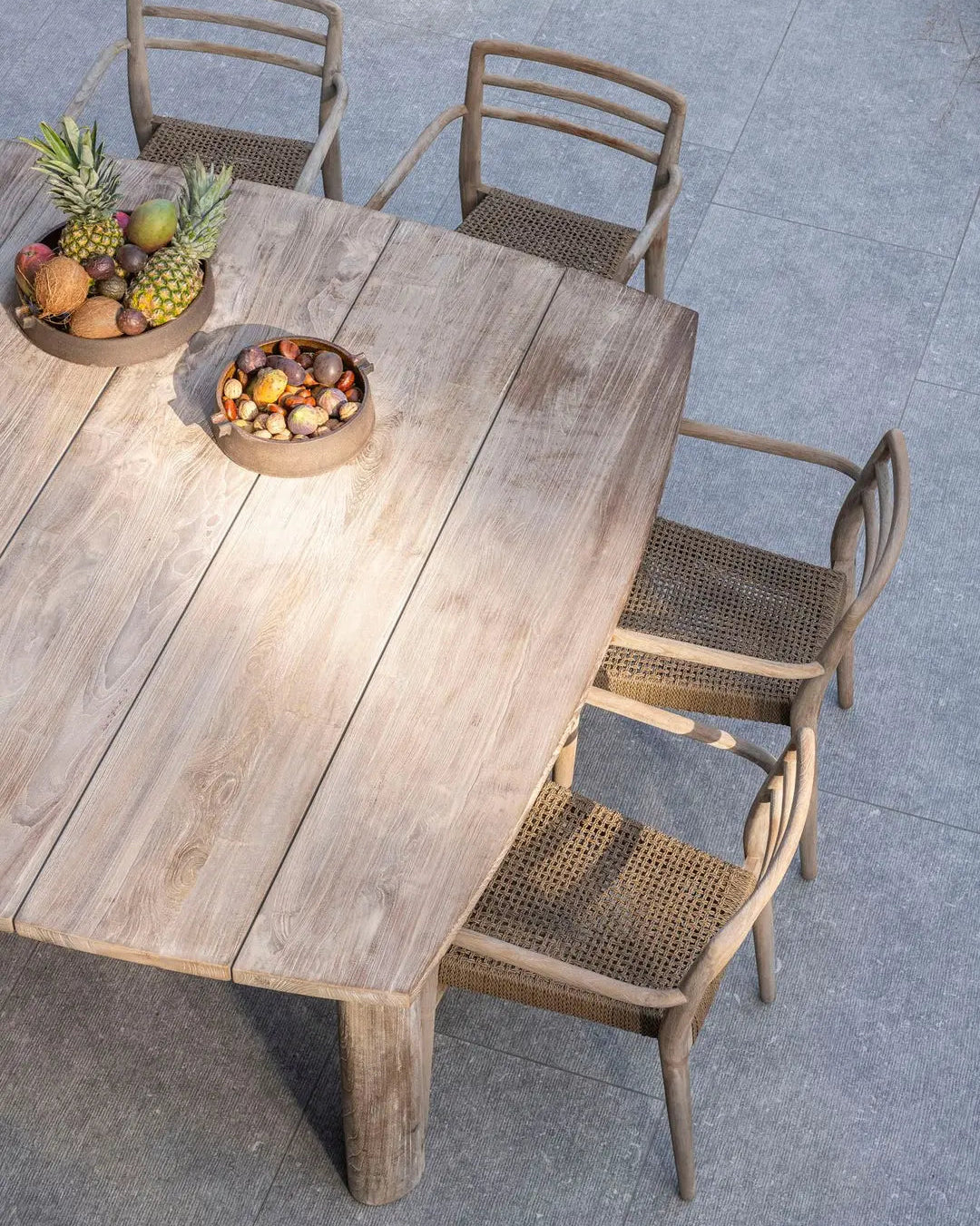 Esstisch MIGUEL quadratisch im Garten – stilvoller Gommaire Teaktisch in Lounge-Umgebung, ideal für entspannte Mahlzeiten im Freien