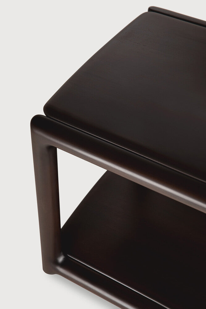 Table d'appoint Ethnicraft EDA – Détail de la surface en acajou de couleur « Rose Brown » et des transitions aux lignes douces.
