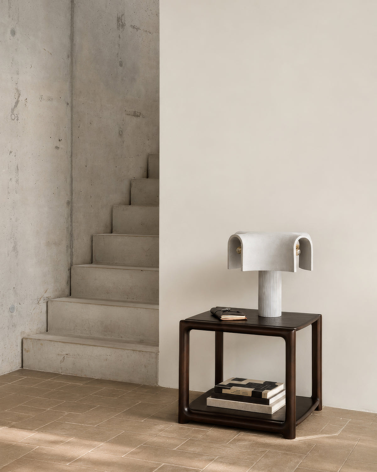 Table d'appoint d'Ethnicraft EDA en acajou, couleur Rose Brown, aux courbes organiques, pour l'entrée.