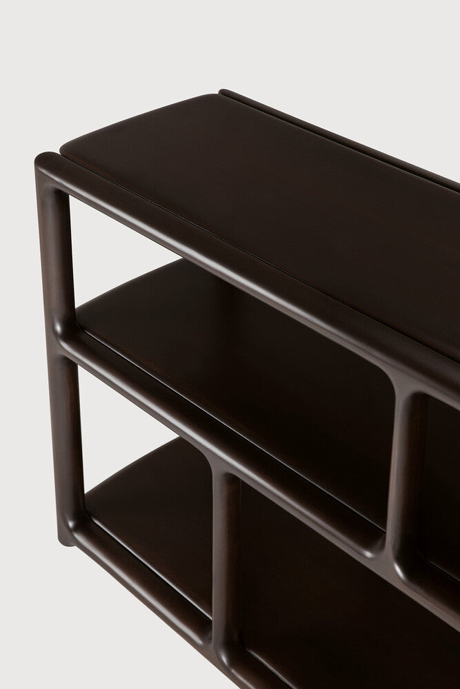 EDA Regal – Detail der lackierten Mahagonioberfläche in Rose Brown und der sanft gerundeten Übergänge.