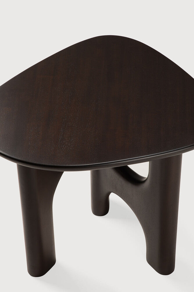 Table d'appoint d'Ethnicraft FLOW en acajou, couleur Rose Brown – Détail de la surface en bois laqué et du bord arrondi de la table.