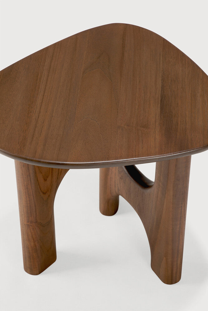 Table d'appoint Ethnicraft FLOW en teck, couleur Wild Brown – Détail de la surface en bois verni et du bord arrondi de la table.