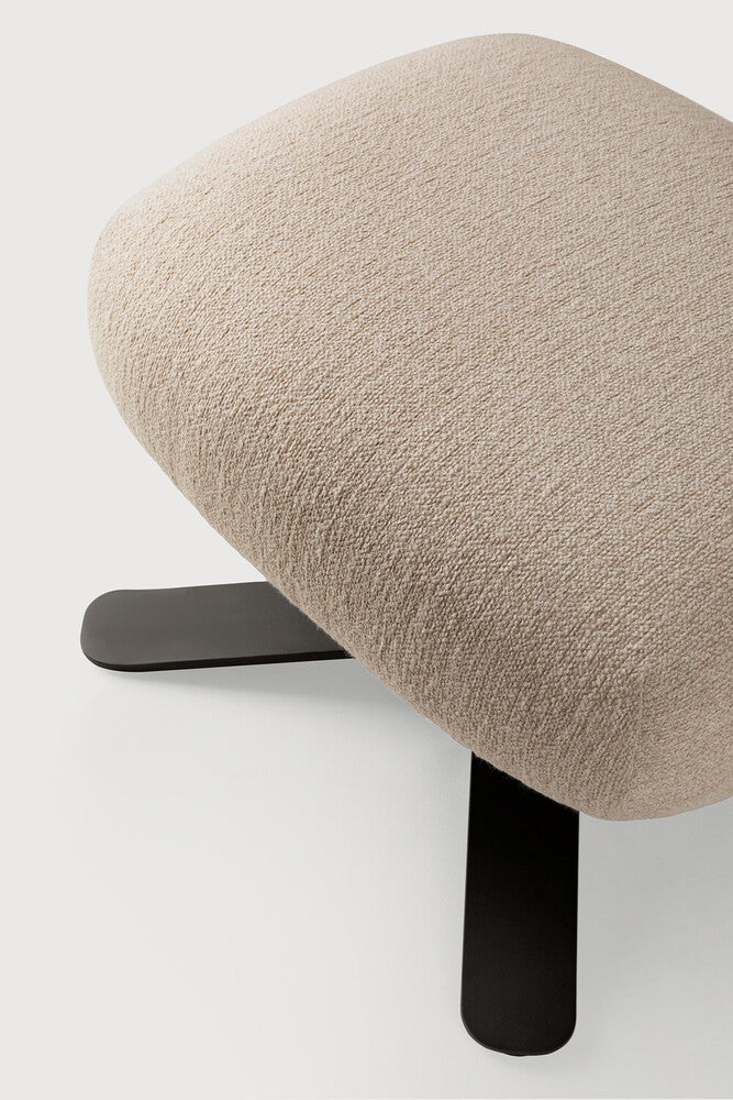 Tabouret d'Ethnicraft MERGE – Détail du revêtement en tissu couleur Loam et des bords arrondis du rembourrage.