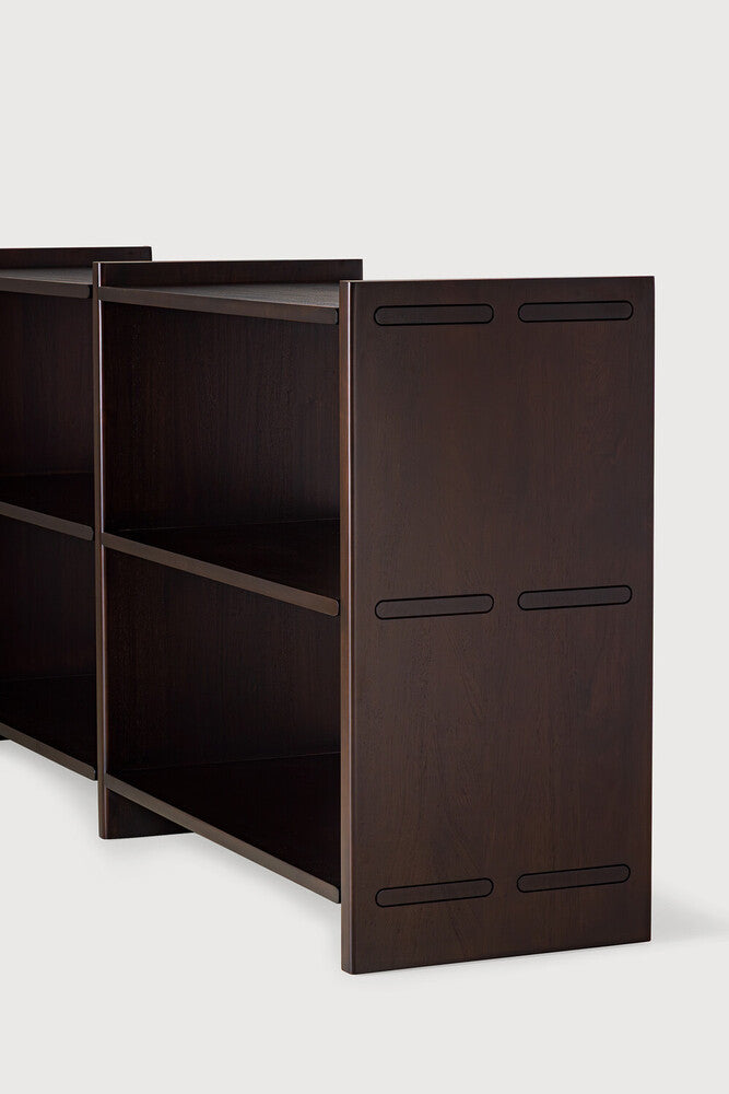 Ethnicraft MORTISE Regal – Detail der sichtbaren Holzverbindungen und lackierten Mahagonioberfläche in Rose Brown.
