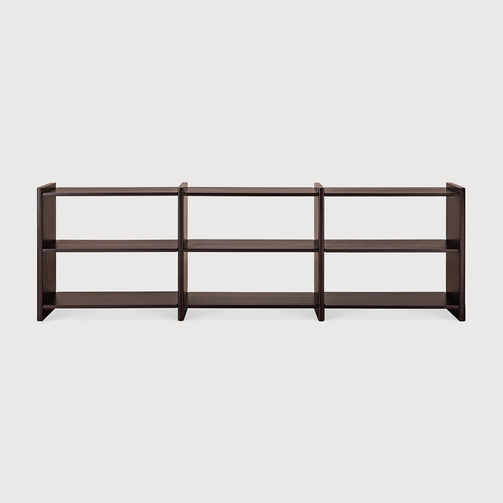 Ethnicraft MORTISE Regal aus massivem Mahagoni in Rose Brown mit offener Fächerstruktur und sichtbaren Holzverbindungen in Frontansicht.