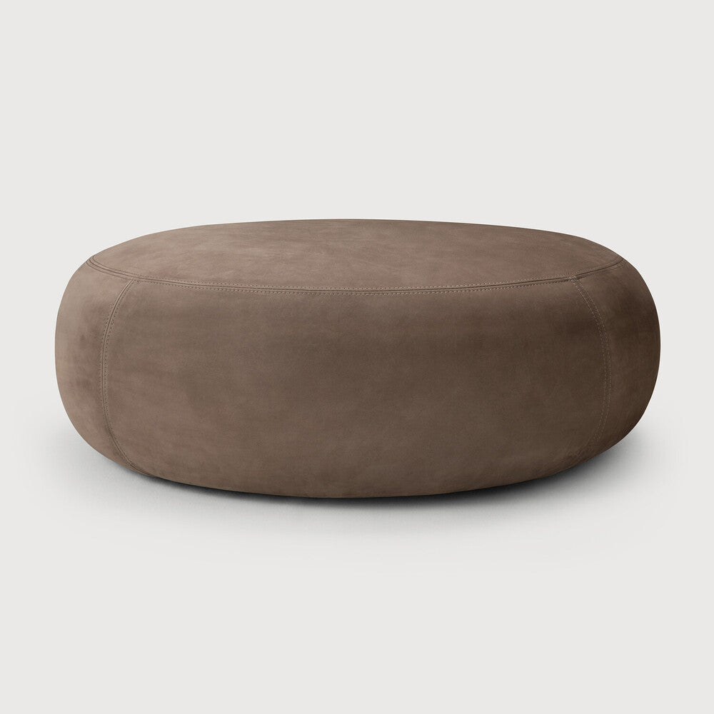 Ethnicraft ORB Sitzhocker mit Fawn Nubukleder Bezug, niedriger Silhouette und organisch gerundeter Form in Frontansicht.