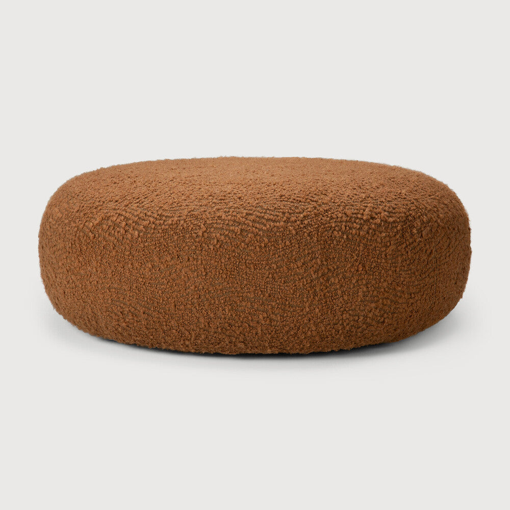 Ethnicraft ORB Sitzhocker mit Cinnamon Stoffbezug, niedriger Silhouette und organisch gerundeter Form in Frontansicht.