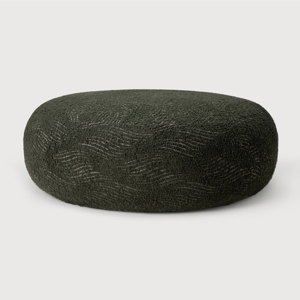 Ethnicraft ORB Sitzhocker mit Forest Stoffbezug, niedriger Silhouette und organisch gerundeter Form in Frontansicht.