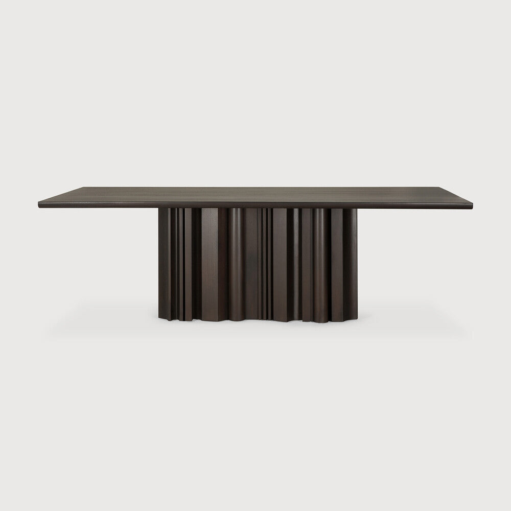 Table à manger Ethnicraft SEQUENCE en bois massif, avec un piètement sculptural et un plateau rectangulaire, vue de face.