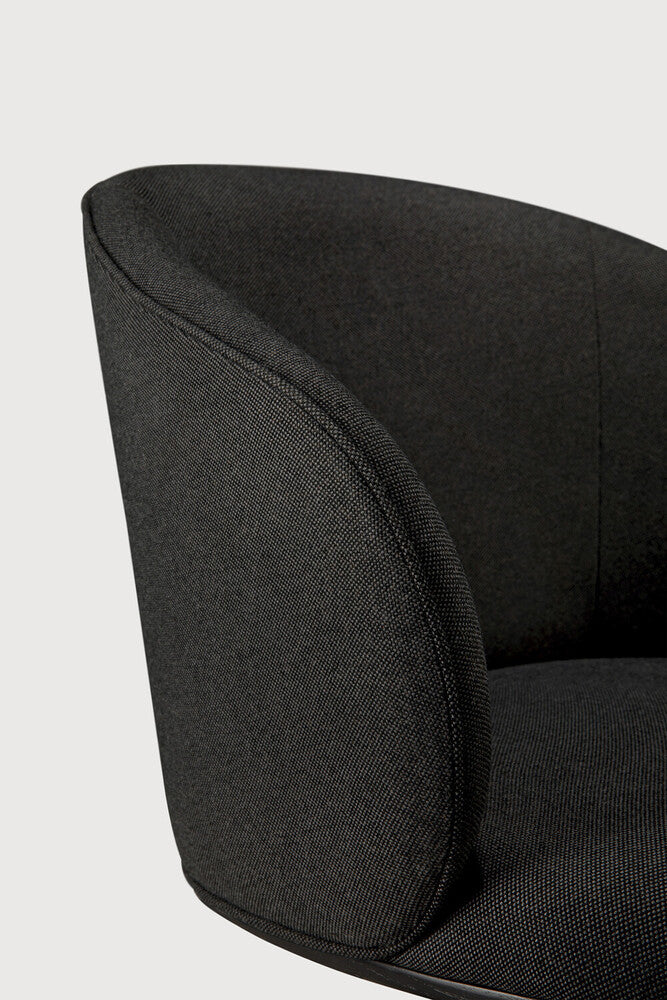 Chaise de bureau d'Ethnicraft UNDA, couleur Salt – Détail du rembourrage et des passepoils réalisés à la main le long de la coque d'assise.