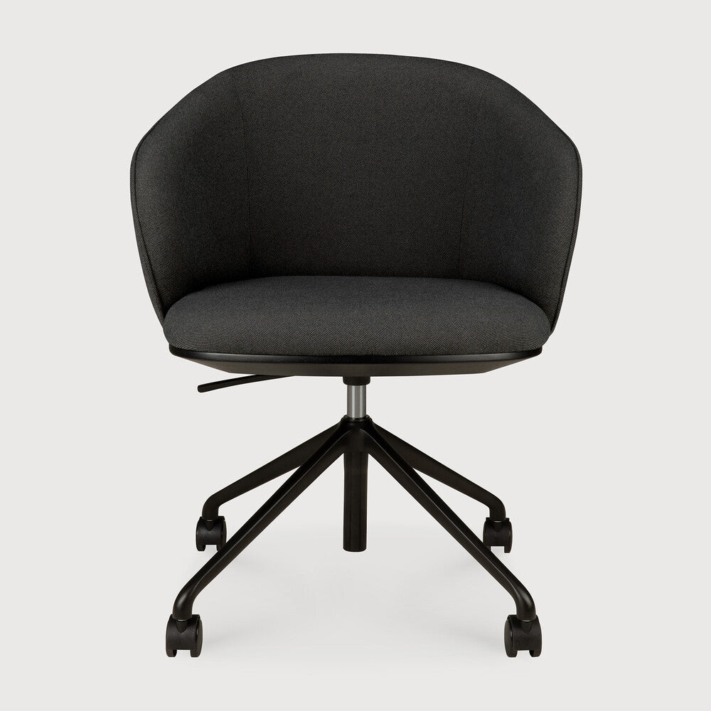 Chaise de bureau Ethnicraft UNDA avec assise rembourrée couleur Charcoal et piètement à roulettes, vue de face.