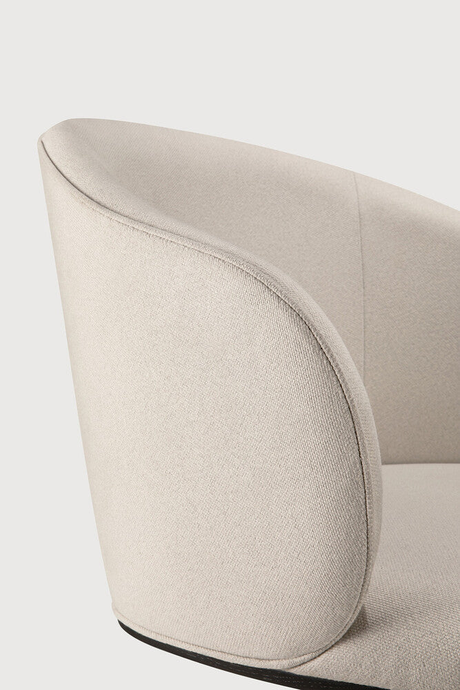 Chaise de bureau d'Ethnicraft UNDA, couleur Salt – Détail du rembourrage et des passepoils réalisés à la main le long de la coque d'assise.