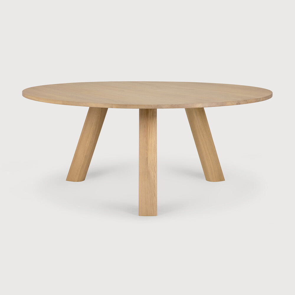 Ethnicraft UNDA dining table made of natural oak with a round tabletop and a diameter of 180 cm, viewed from the front.