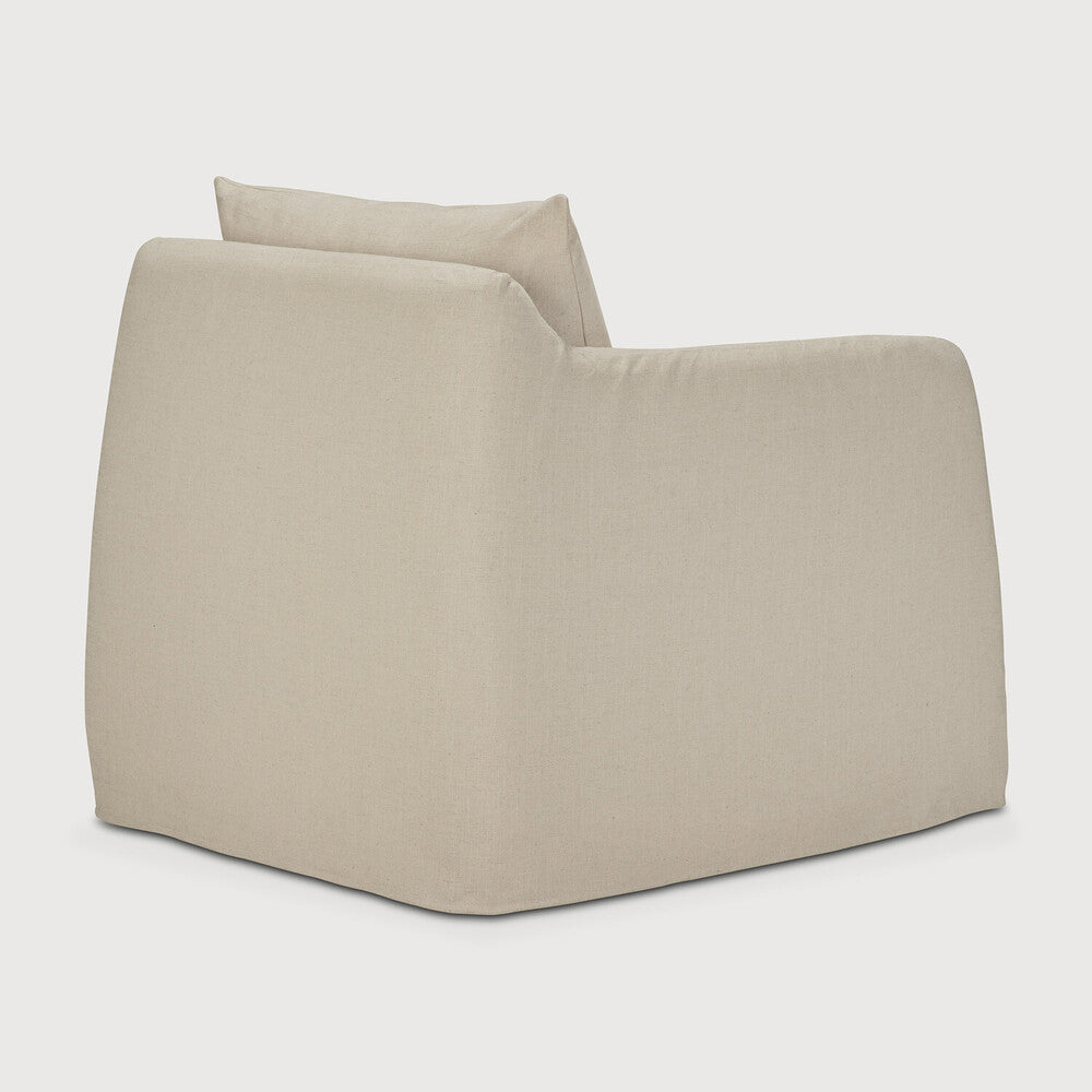 Ethnicraft WEAVE Loungesessel in Bone – Detail des abnehmbaren Leinenmischbezugs und der weichen Polsterung.