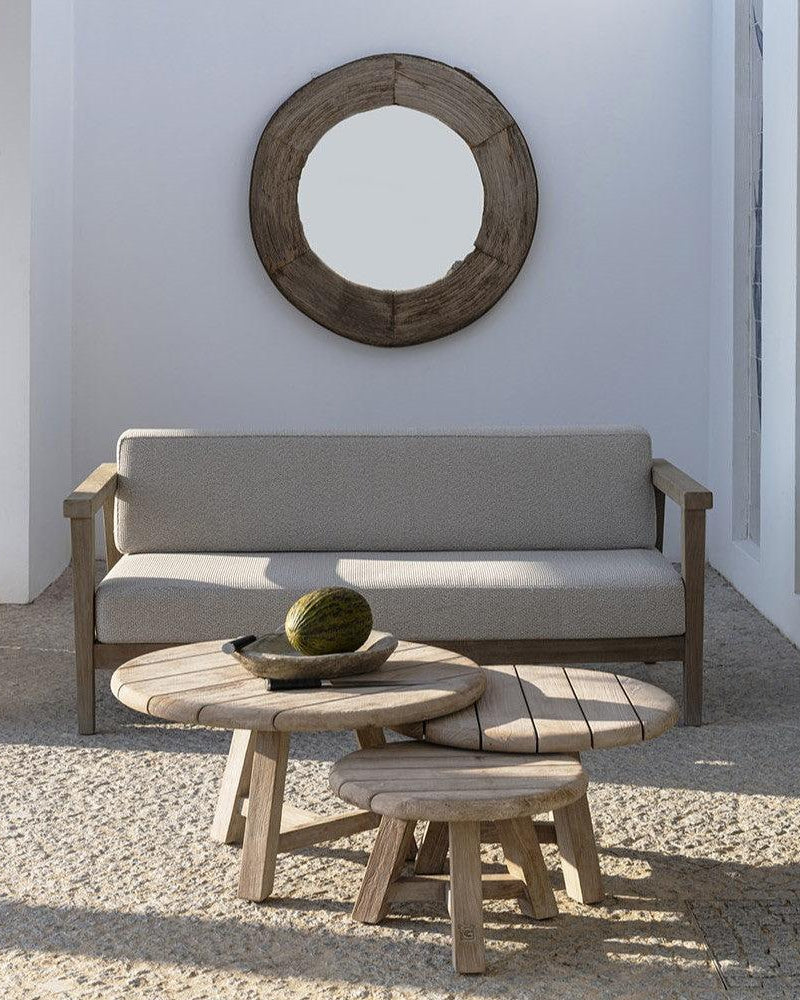 COPENHAGUE 2-Sitzer Sofa von Gommaire auf Terrasse – stilvolle Kombination mit Beistelltisch aus Teak für eine hochwertige Outdoor-Lounge