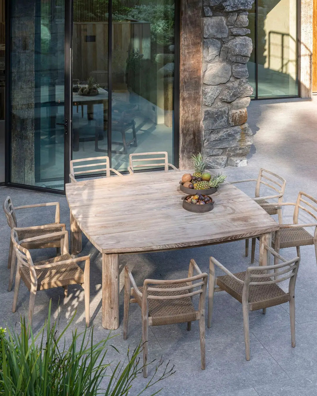Table à manger carrée MIGUEL de Gommaire sur terrasse - table moderne en teck avec quatre chaises de jardin, parfaite pour les petits espaces de repas Outdoor