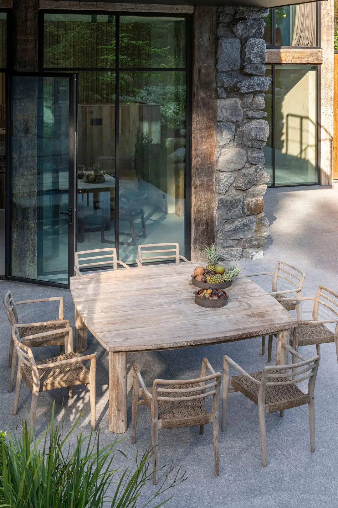 Quadratischer Esstisch MIGUEL von Gommaire auf Terrasse – moderner Teak-Tisch mit vier Gartenstühlen, perfekt für kleinere Outdoor-Essbereiche