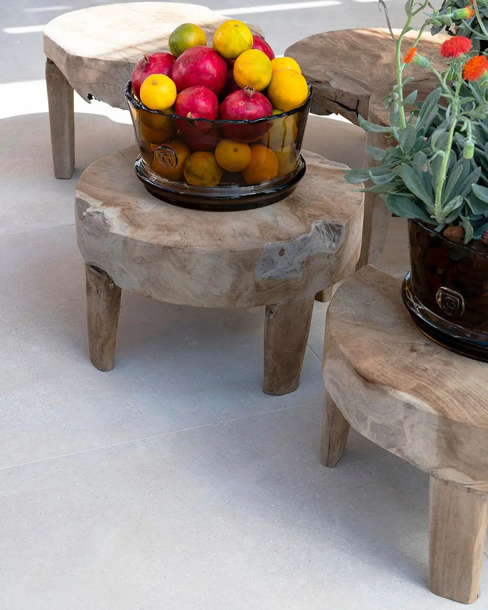 Zwei Beistelltische SAMBA von Gommaire im Set – elegante Kombination aus Naturholz als Outdoor-Couchtisch für Terrassen-Lounges und Sitzgruppen