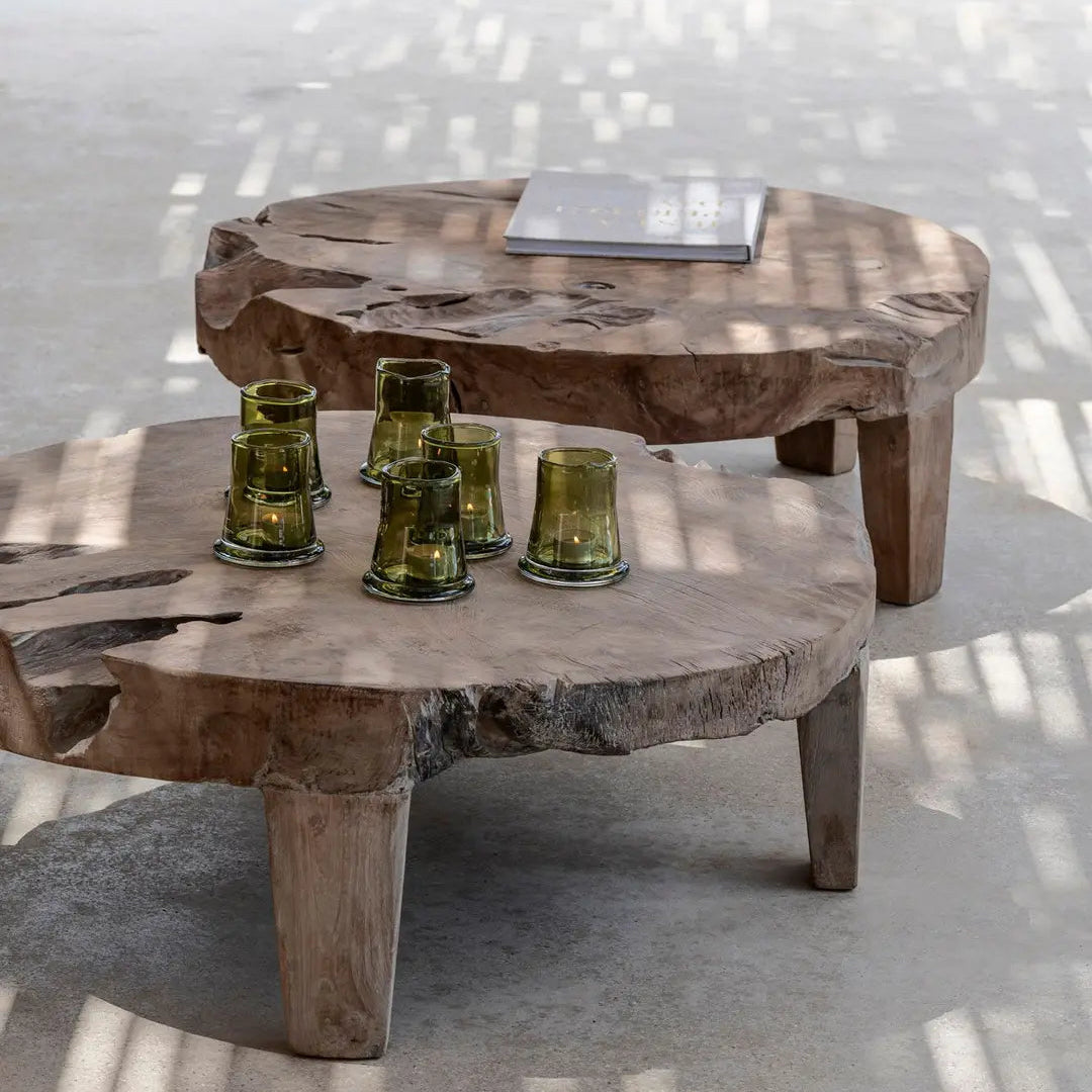 Stimmungsvolles Stillleben auf dem SAMBA Couchtisch – natürlich dekoriert mit Designobjekten