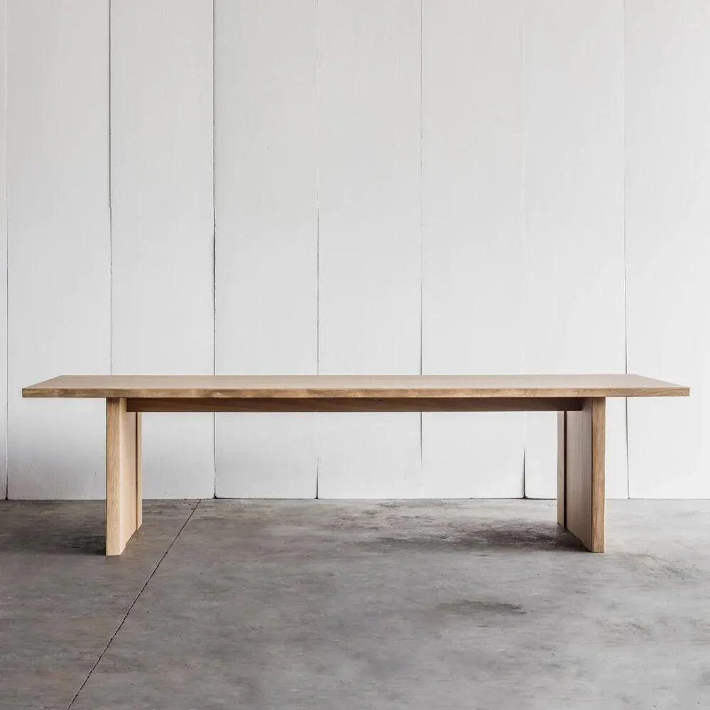 ALTAR dining table