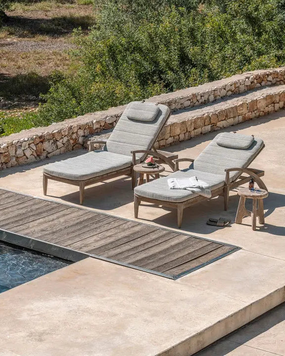 Gommaire Side Table LAYA in einer Terrassen-Lounge – harmonisch integriert im Outdoor-Ambiente