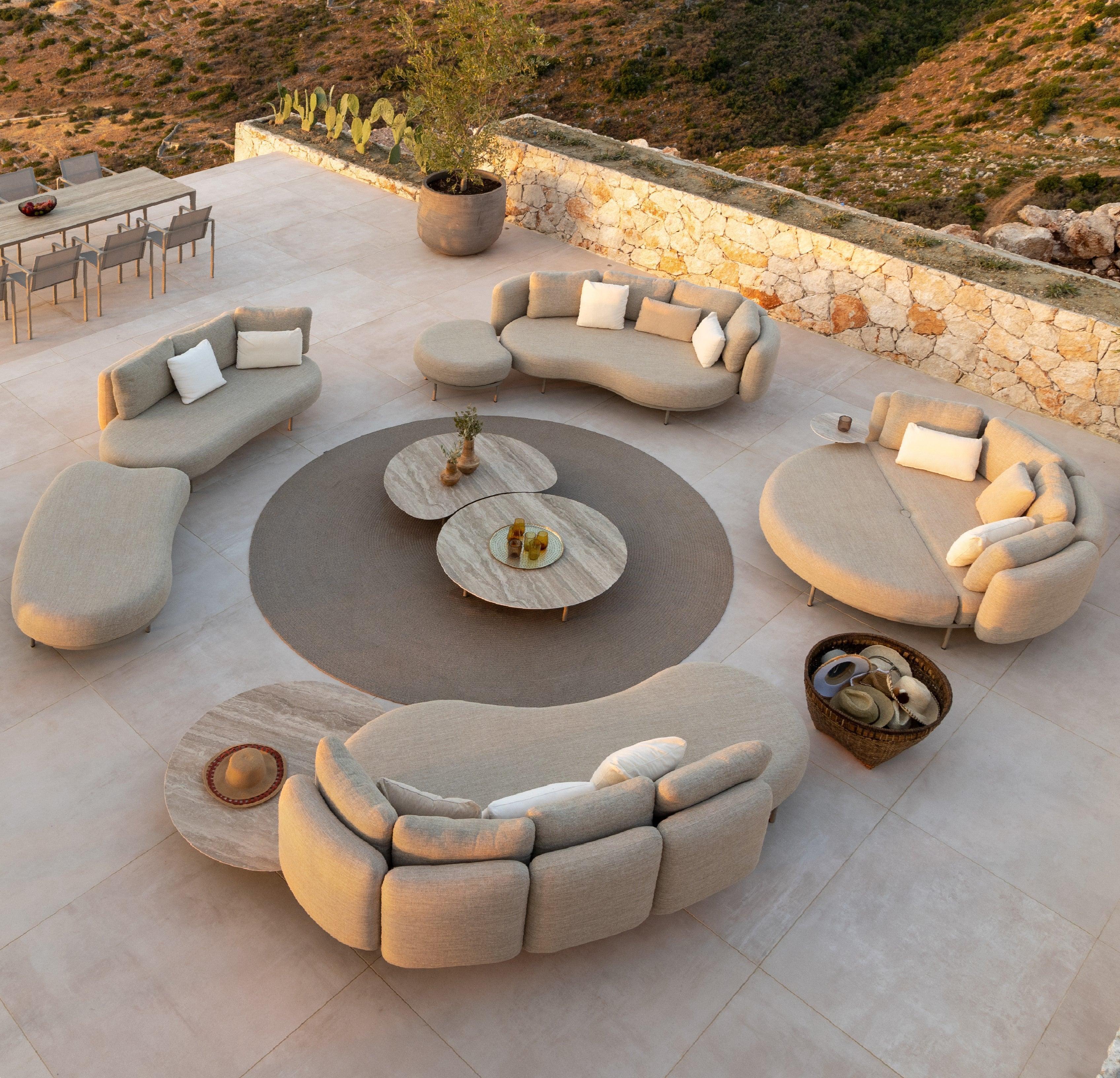 Royal Botania ORGANIX Loungetisch in einer Outdoor-Lounge mit grünen Pflanzinseln – stilvolle Verbindung von Natur und Design