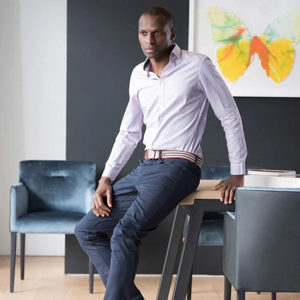 Armlehnstuhl MARGAUX C0312 in einer modernen Wohnküche mit Esstisch aus Massivholz und natürlicher Lichtstimmung