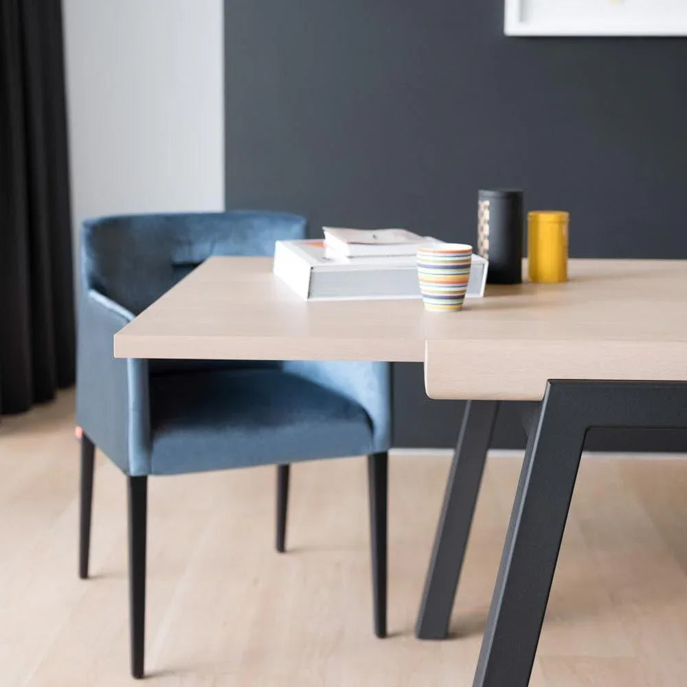 Stuhl MARGAUX C0312 als stilvolles Sitzmöbel in einer offenen Loft-Atmosphäre mit Teppich und dekorativer Wandkunst