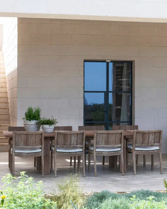 Gommaire Esstisch MIA mit Sonnenschirm und Dekoration – wetterfester Teaktisch für moderne Gartengestaltung mit natürlicher Ästhetik