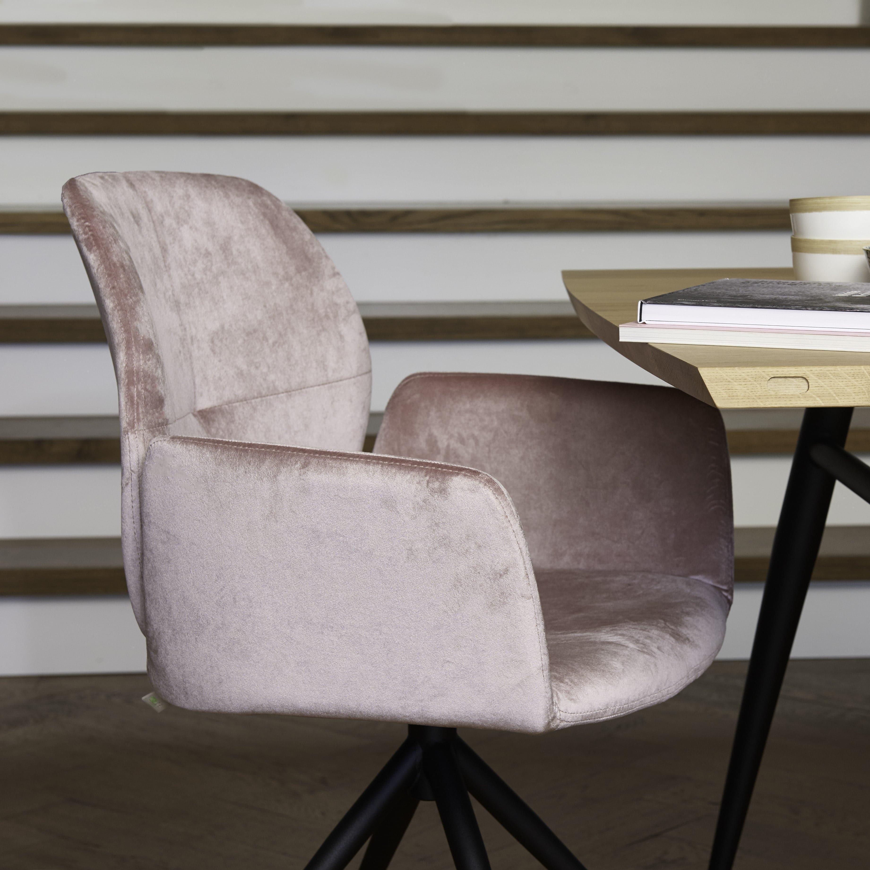 MOOD Stühle rund um einen Konferenztisch in einem hell gestalteten Meetingraum