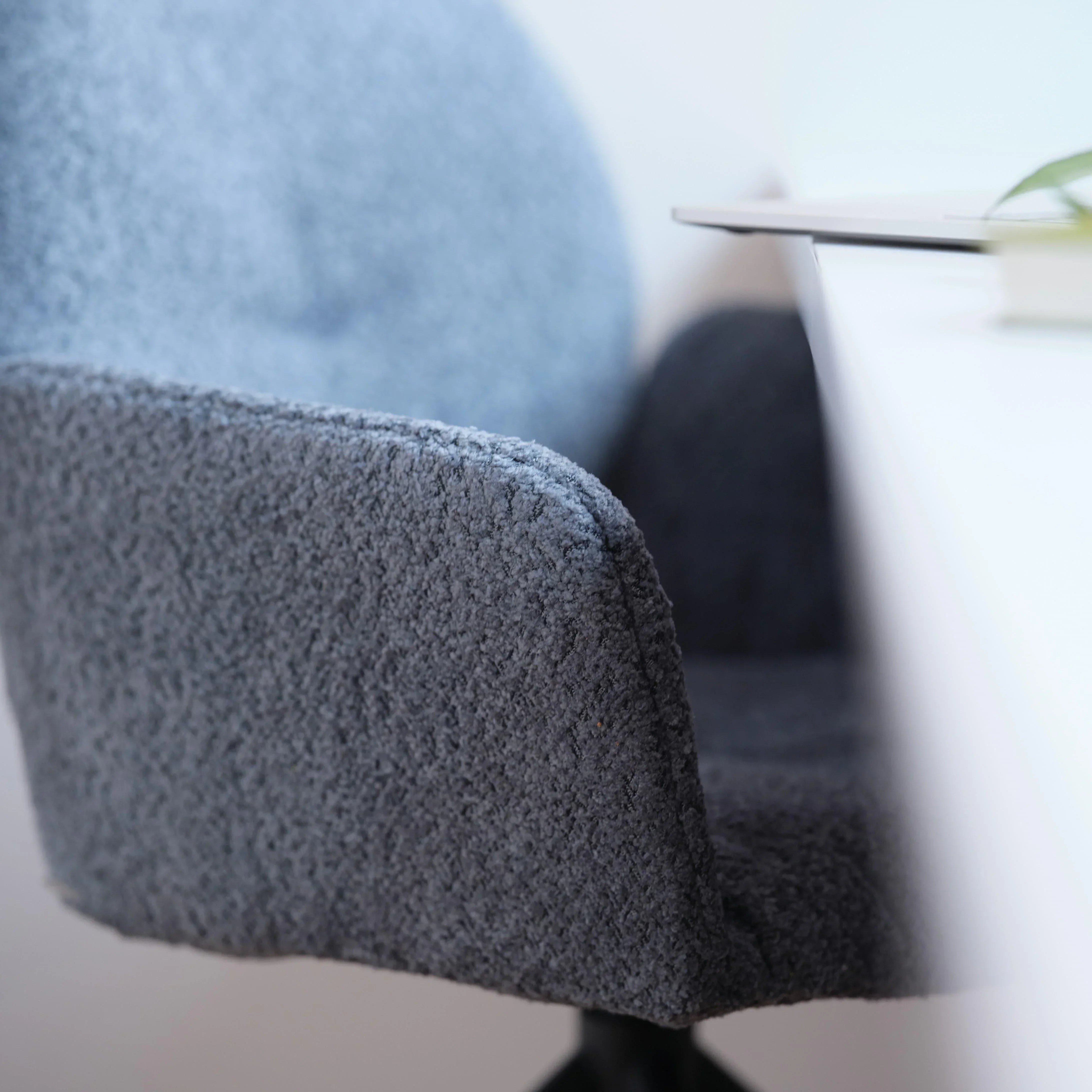 Kreativer Workspace mit MOOD Stühlen in verschiedenen Farben rund um einen Workshop-Tisch