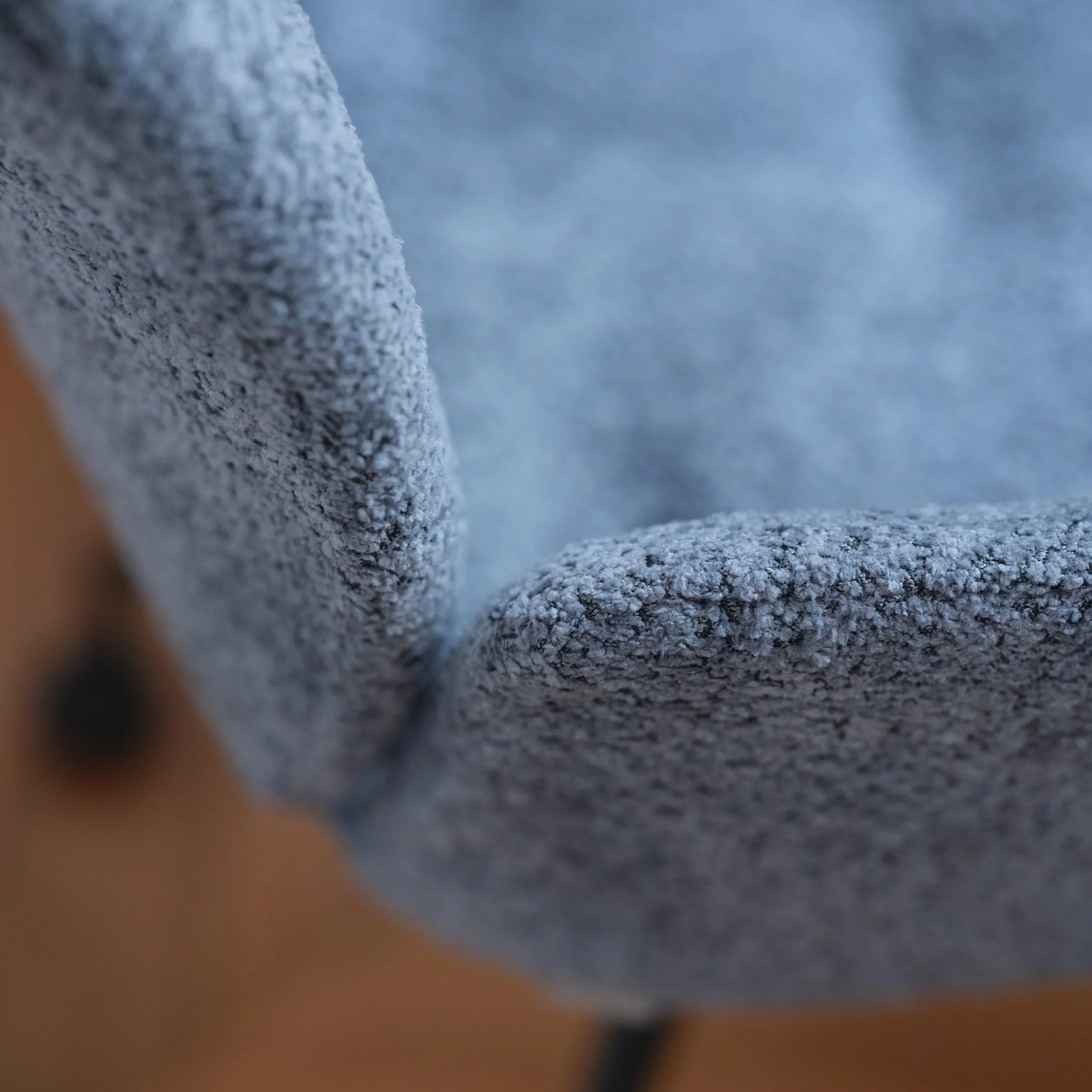 MOOD Stühle in einem modernen Büro mit Glaswänden, Lounge-Ecke und Pflanzenakzenten