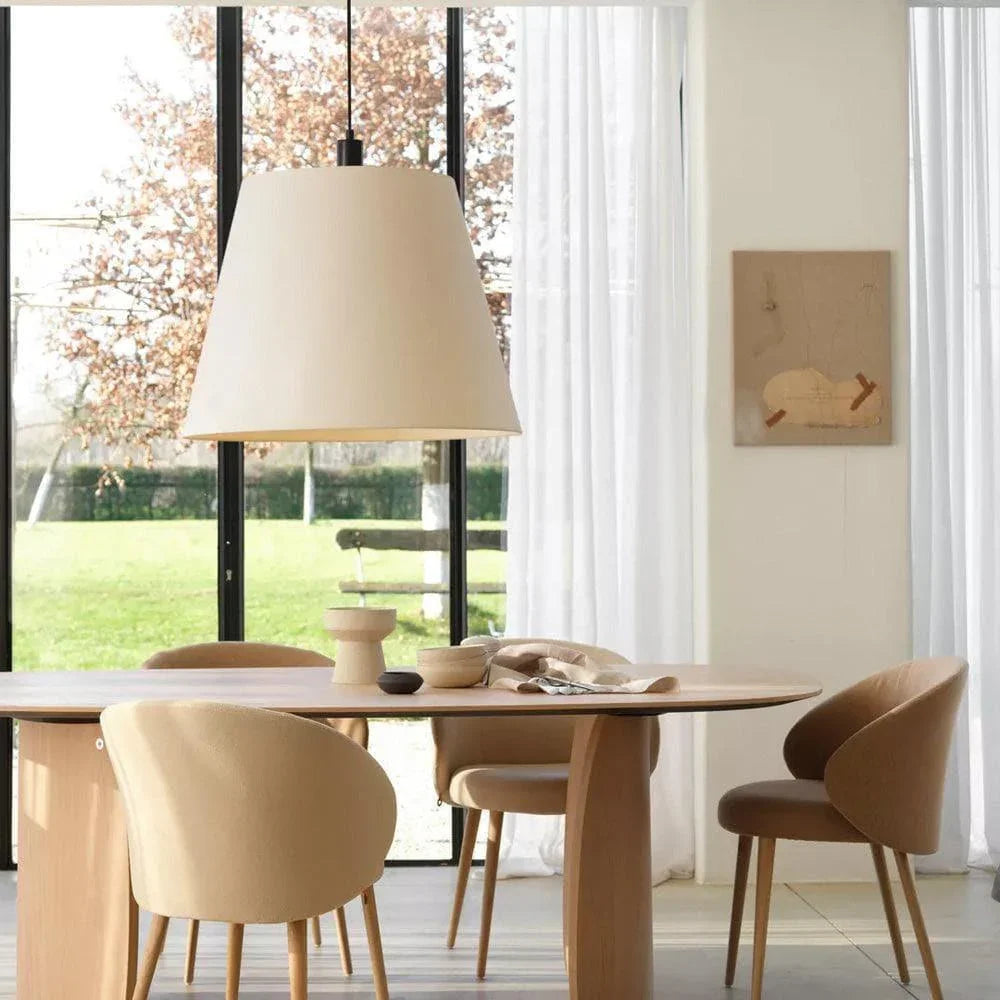 Detailaufnahme des Stuhls NEO C0550 von Mobitec in einer Einrichtungsszene – harmonisches Zusammenspiel von Farbe, Stoff und Umgebung