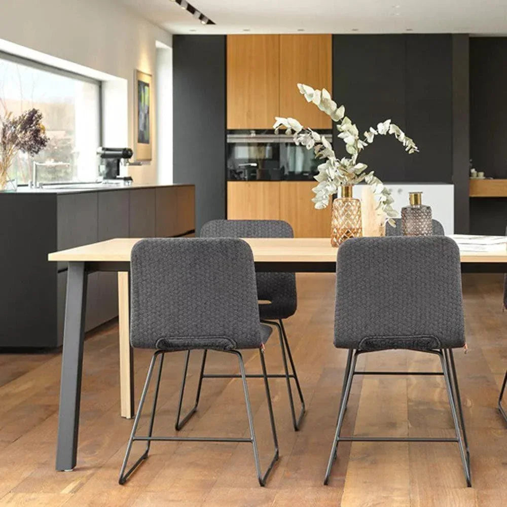 PAMP C1010 als harmonischer Begleiter in einem modernen Esszimmer mit hellem Holz und Naturtönen