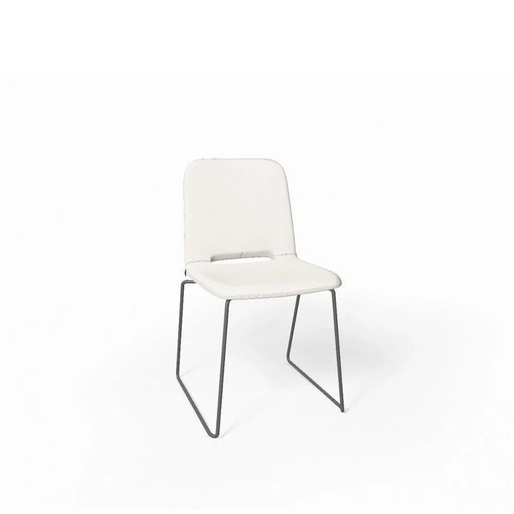 Stapelbarer Designstuhl PAMP C1110 von vorn – gepolstert und funktional