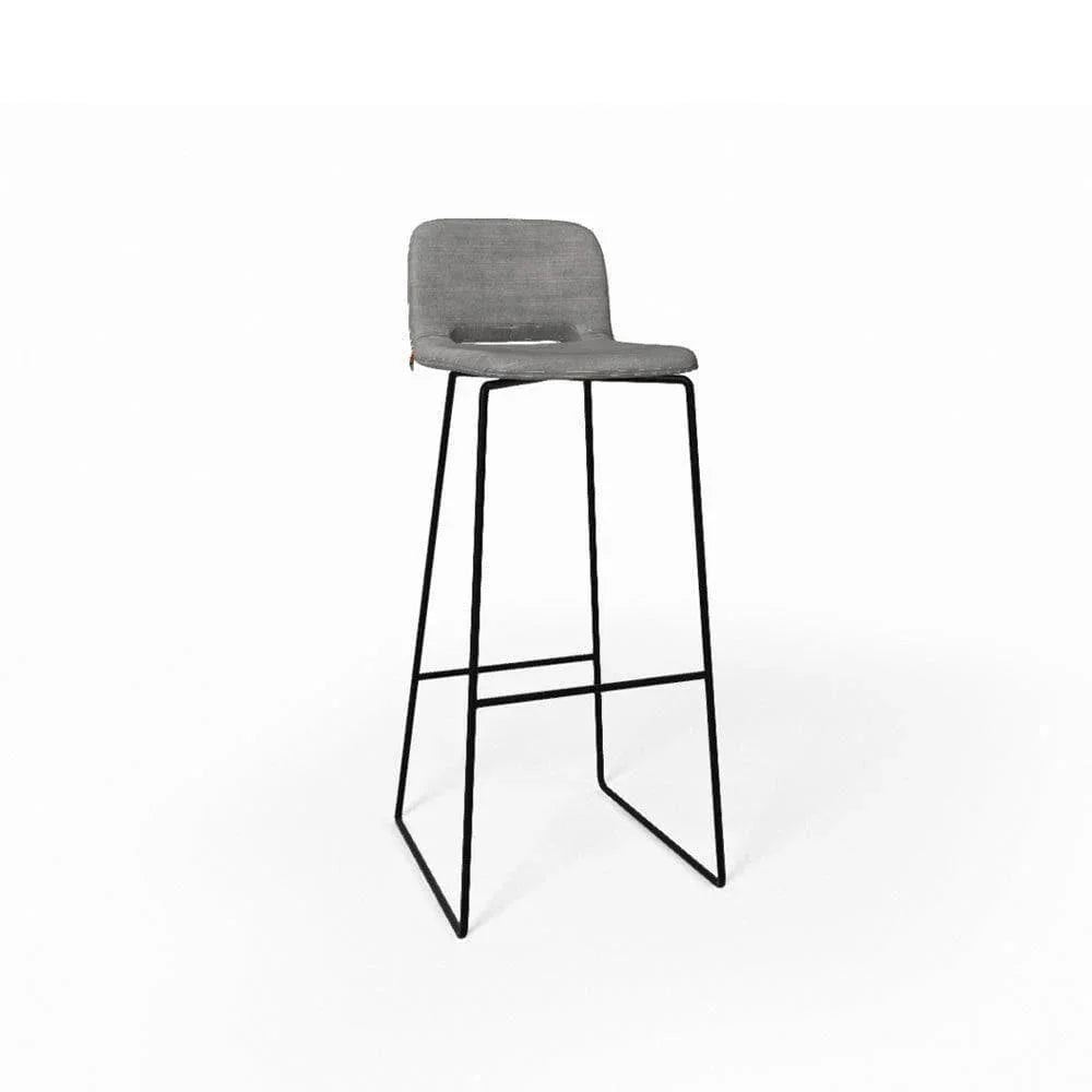 Frontansicht des eleganten Barstuhls PAMP C1710 – zeitgemäßes Design für Küche oder Tresen