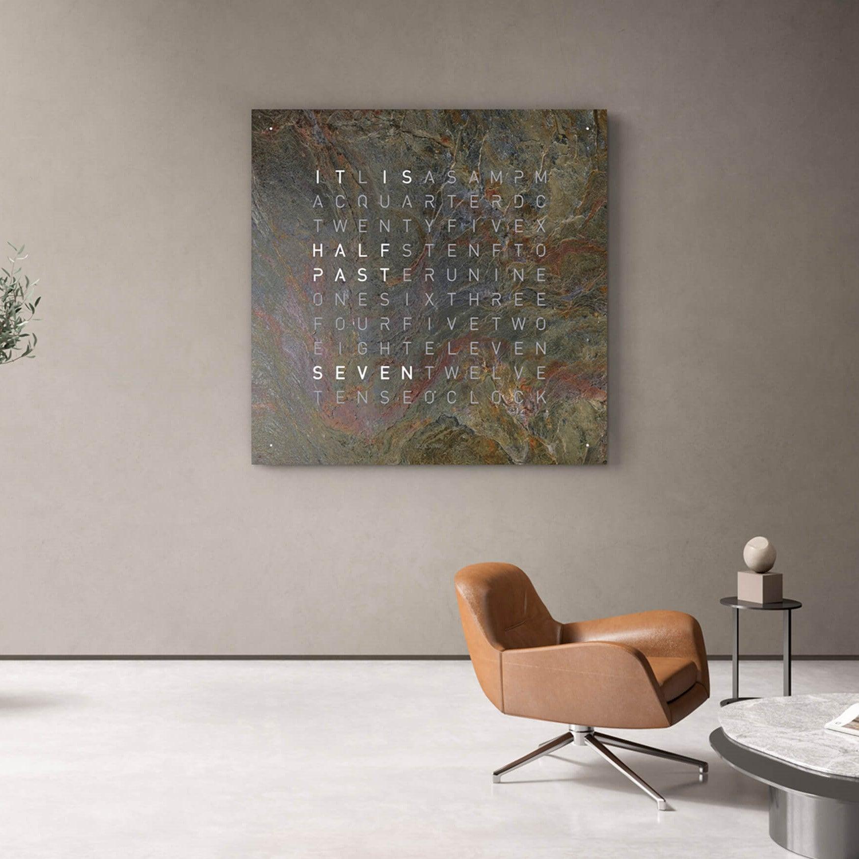 QLOCKTWO EARTH 180 GLINTSCAPE – exklusive Luxus-Wanduhr mit 180 cm großer Front aus natürlichem Gestein mit edler Struktur. Designer-Zeitobjekt für High-End Interiors, Kunstsammler und architektonische Raumkonzepte