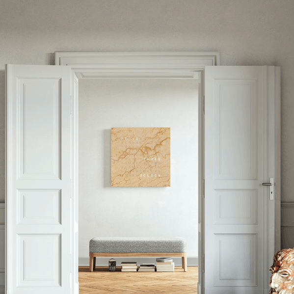 Wanduhr QLOCKTWO EARTH 90 Desert im Flur mit Betonwand – modernes Designstatement mit urbaner Ausstrahlung