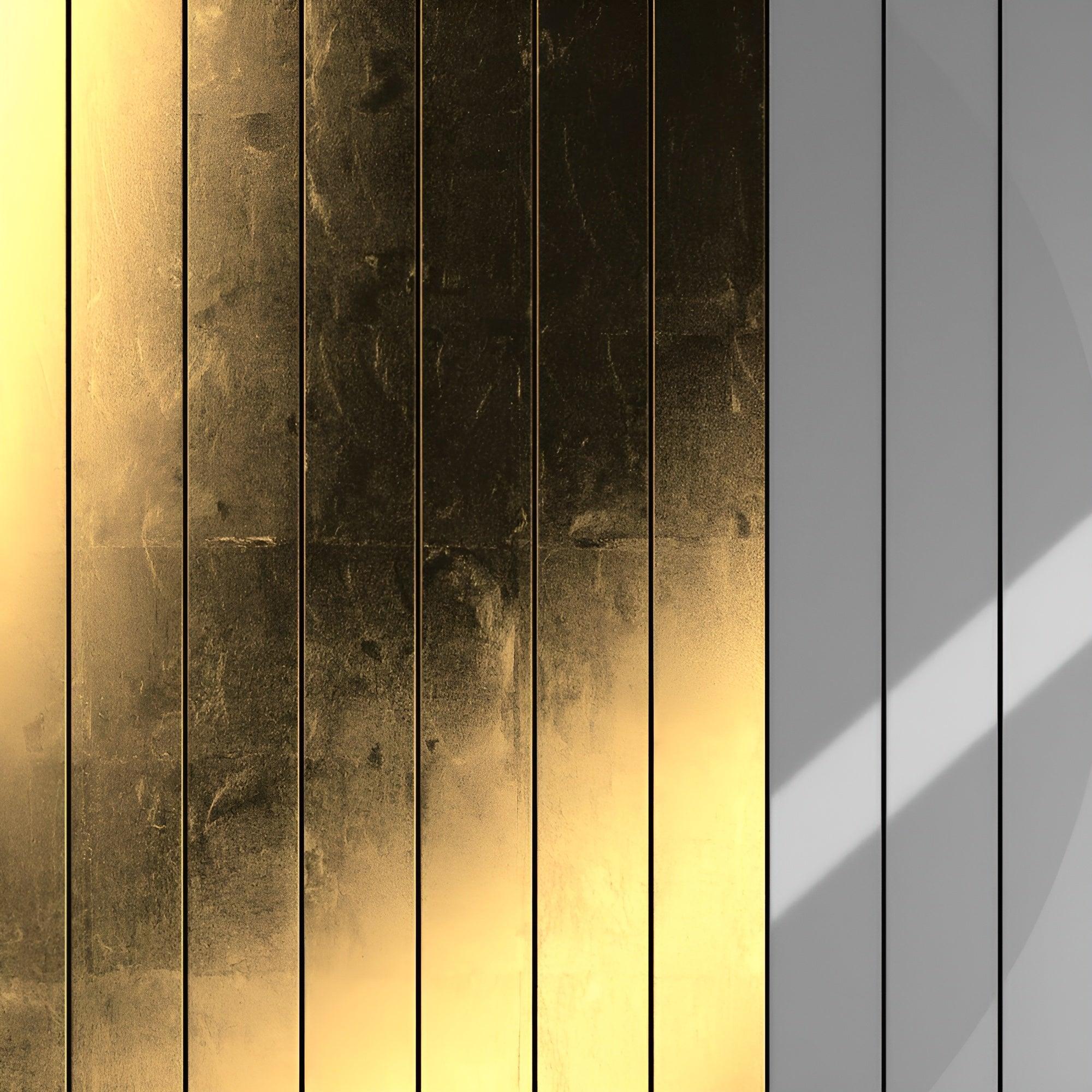 Detailausschnitt des Designs auf der MOON DAWN Gold – elegante Prägung auf warmgoldenem Untergrund