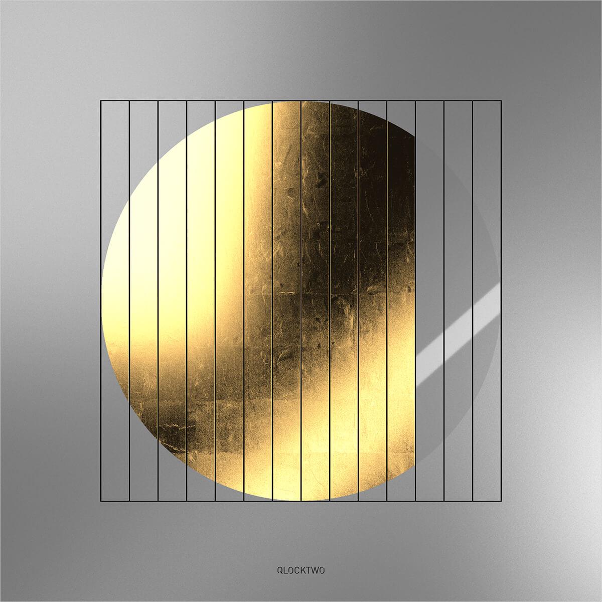 QLOCKTWO MOON DAWN Gold – Frontalansicht der luxuriösen Wanduhr mit dezentem Schimmer und puristischem Design
