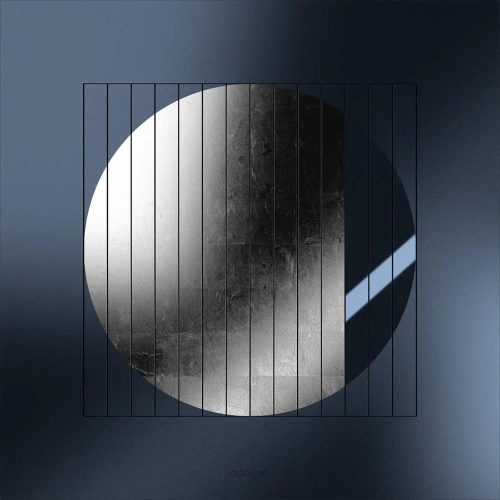 QLOCKTWO MOON MIDNIGHT Platinum – exklusive Wanduhr mit platinfarbener Oberfläche in klarer Gesamtansicht