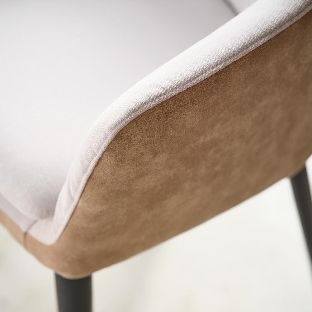 Detailaufnahme des Armlehnstuhls SAGA C0212 – elegante Polsterung und weiche Linienführung der Armlehne