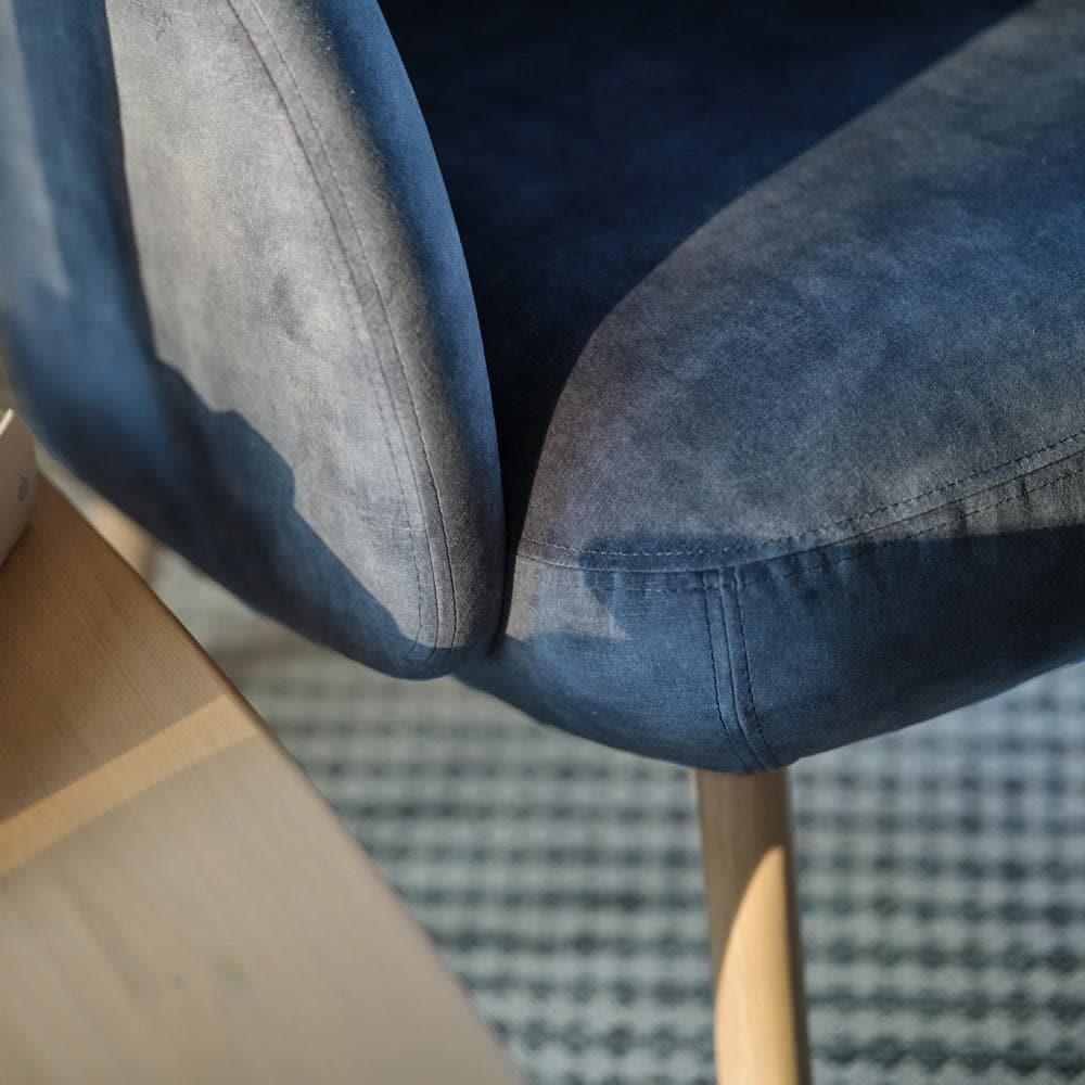 THALIA R0118 integriert in ein helles Interieur mit Holzfußboden und großen Fenstern – perfekt für entspannte Momente