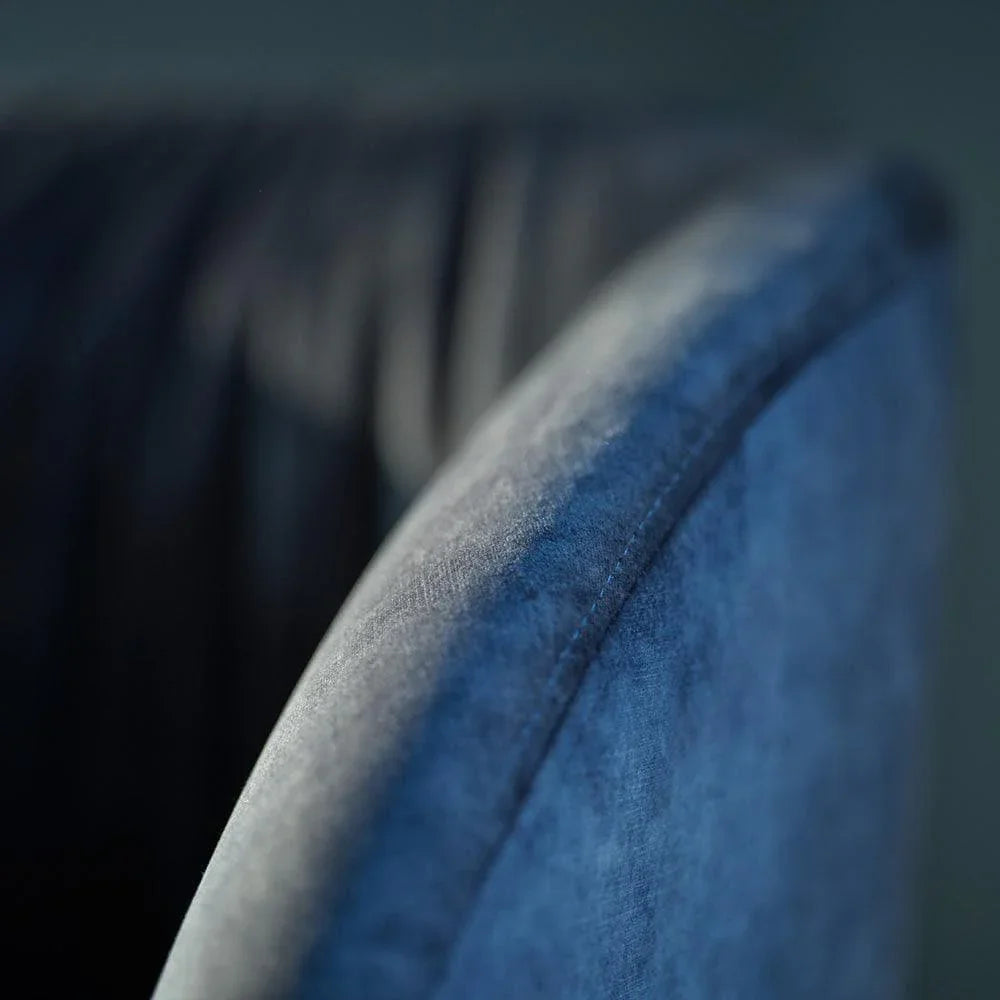 Sessel THALIA R0118 in einer wohnlichen Hotellobby, kombiniert mit Teppich, Couchtisch und dekorativen Pflanzen