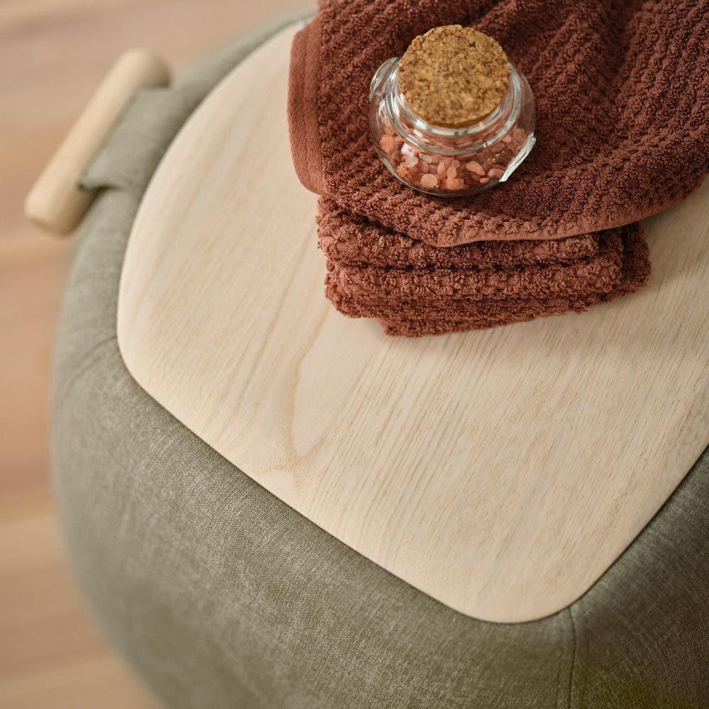 Einrichtungsbeispiel mit Pouf THALIA R0610 in einem offenen Wohnbereich – funktional als zusätzliche Sitzgelegenheit