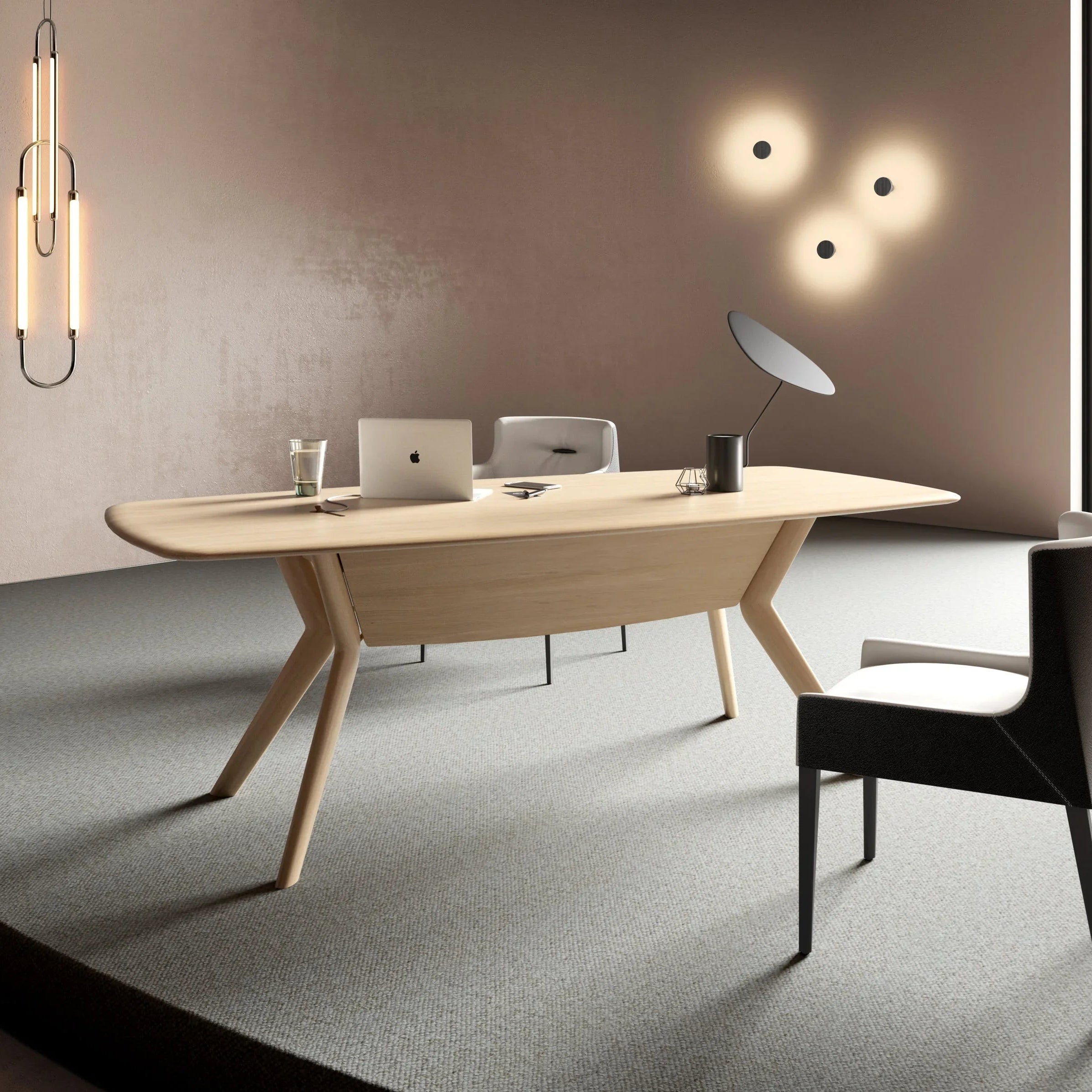 TRAVA T1511 in Eiche in einer stilvollen Arbeitsumgebung mit Designstuhl, natürlichem Licht und reduziertem Interieur