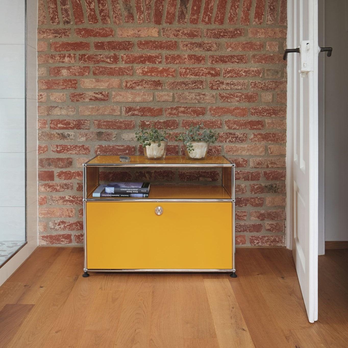 Goldgelbes Beistellmöbel O1 von USM Haller in einer Office-Lounge – funktionales Designmöbel für Wartebereiche, Nebenflächen oder Fluren