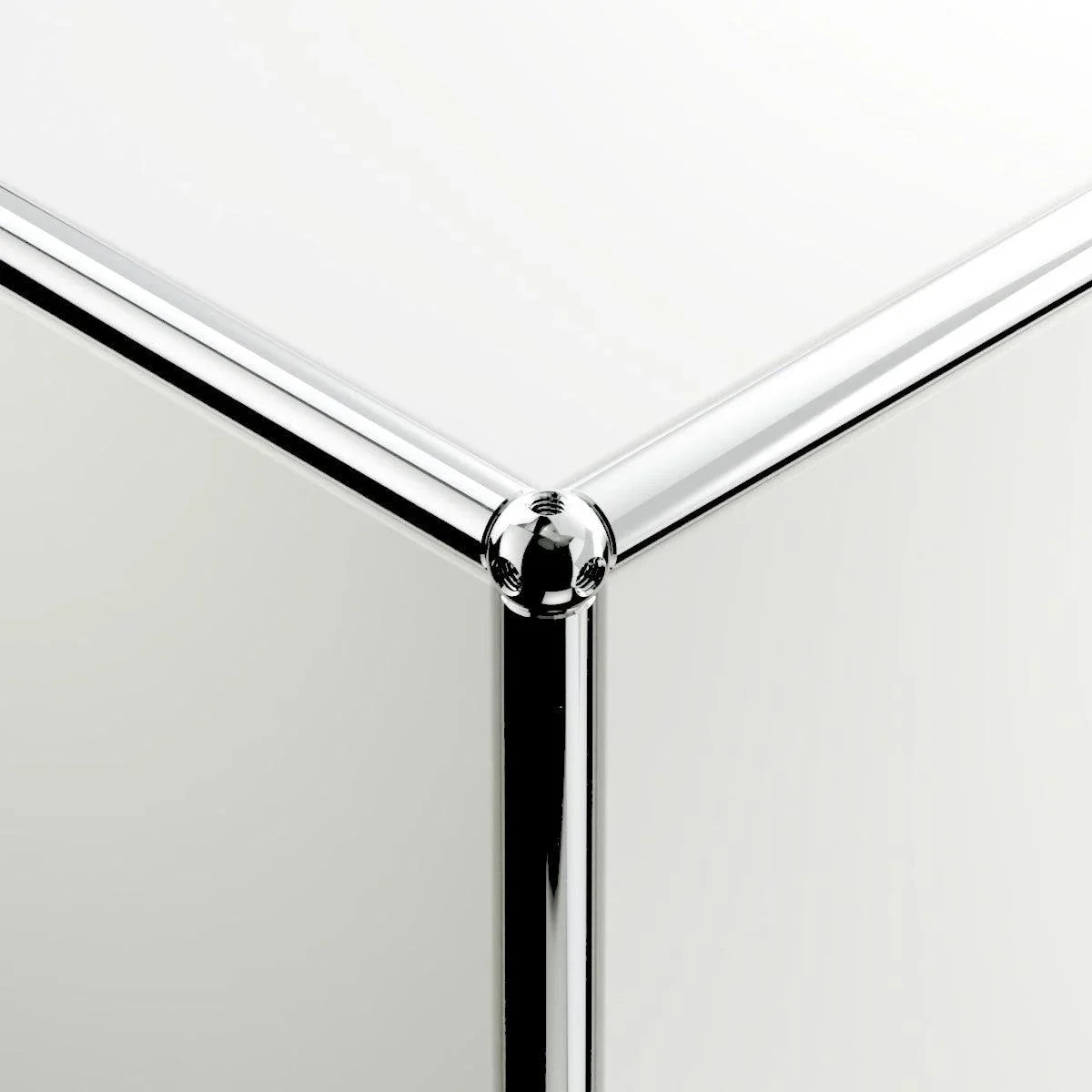 Detailansicht der Kante beim USM Beistelltisch M21 in Reinweiß – klare Linien und hochwertige Materialverarbeitung im minimalistischen Designsystem von USM Haller